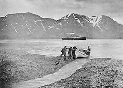 Dampskipet "Auguste Victoria" ved Advent Bay, Spitsbergen. 4