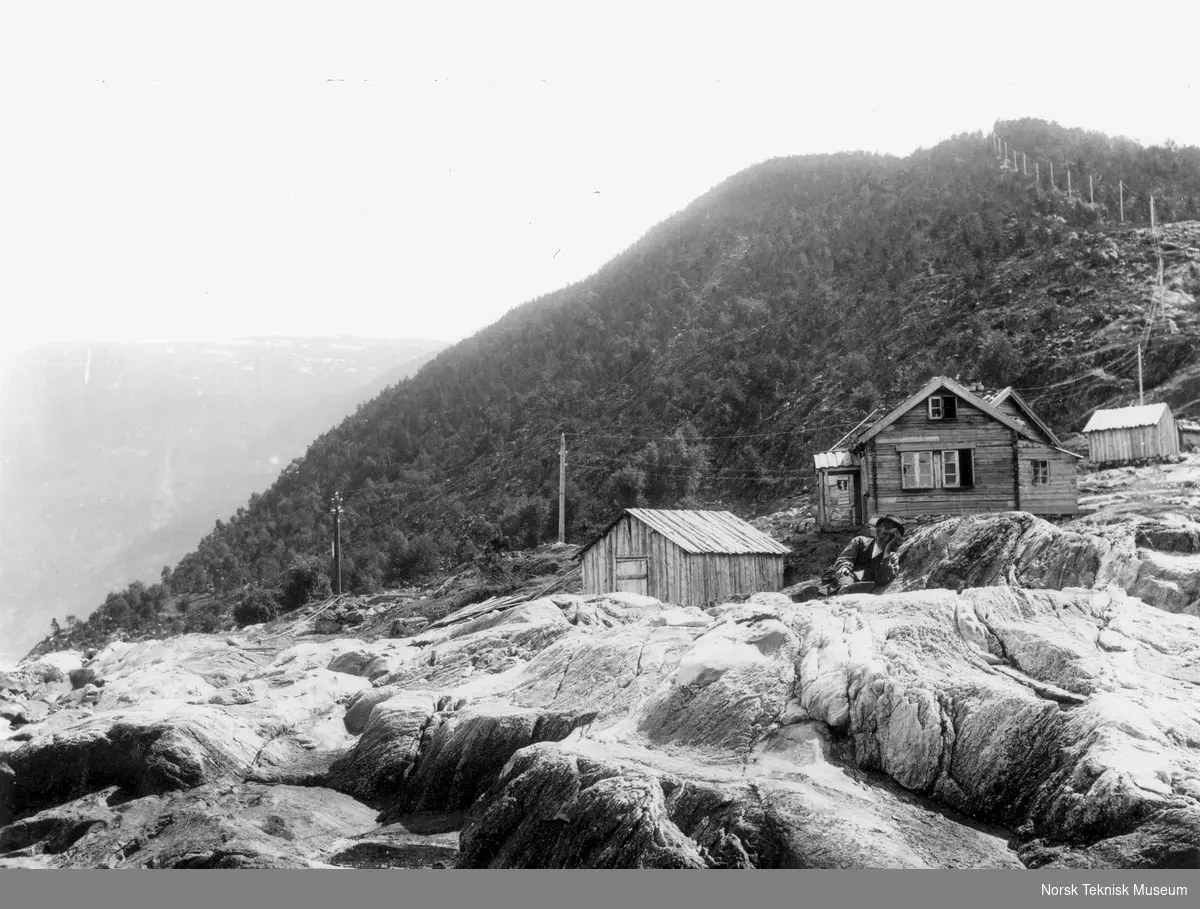 Den nye telefonkursen Bergen-Trondheim bygd i 1915 gikk over fjellet fra Lærdal til Fodnæs og videre langs østsiden av Lusterfjorden