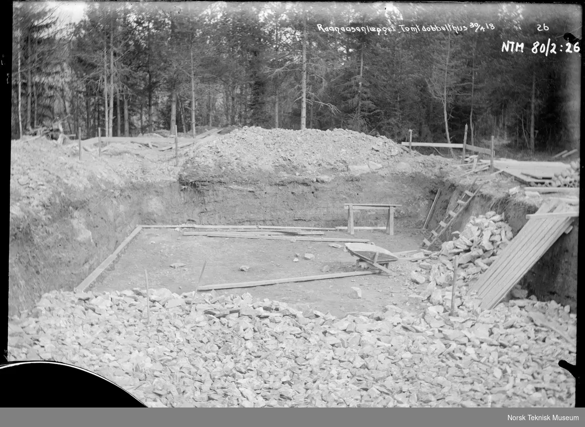 Tomt til dobbelthus fotografert i forbindelse med utbyggingen av Raanaasfossen 1918-1930