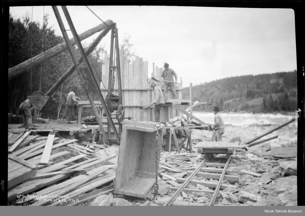 Pumpekummen ved vannbassenget til Rånåsfoss kraftverk fotografert i forbindelse med utbyggingen av Raanaasfossen 1918-1930
