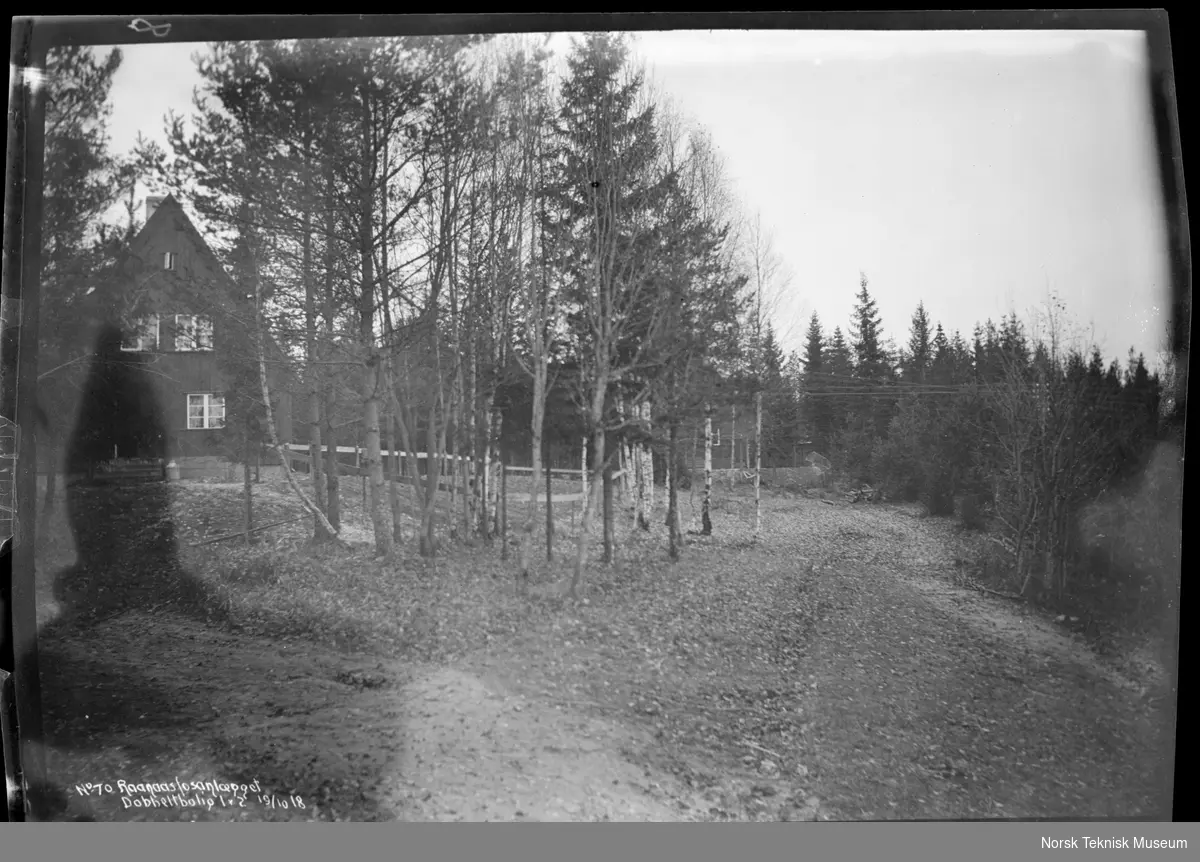 Tomannsbolig 1x2 til Rånåsfoss kraftverk fotografert i forbindelse med utbyggingen av Raanaasfossen 1918-1930