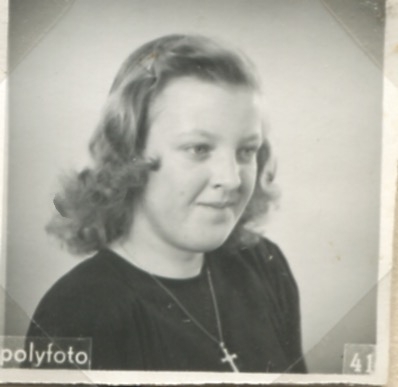 Ateljéporträtt av Siv Stockman, okänt årtal. Född Karlsson 1937 i Kållered. Dotter till Karl och Emma Karlsson, "Karls" Kålleredgården.