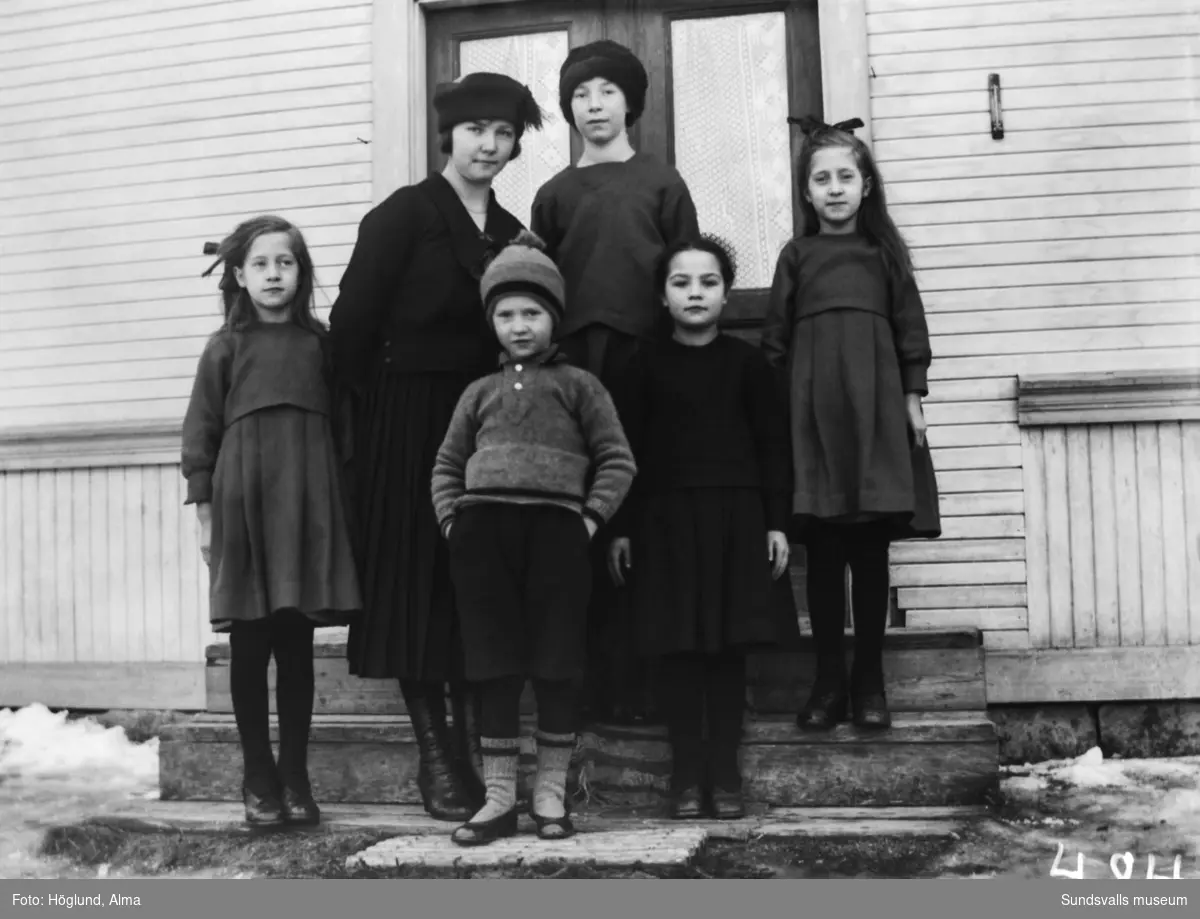 Alma och Gottfrid Höglunds barn Hilma, Ingrid, Irma och Pelle Höglund. Kvinnan och flickan i mörkast kläder är oidentifierade.