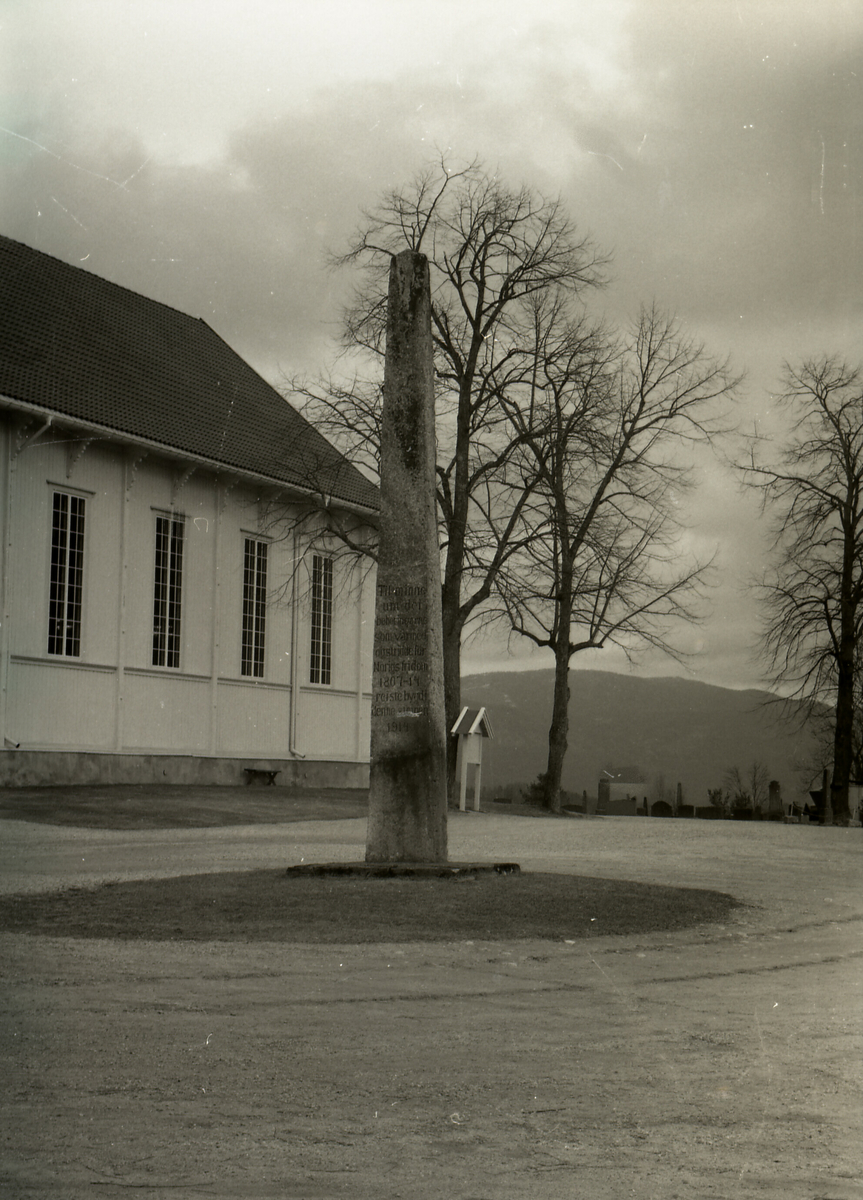 Tre bilde av bautasteinen ved Bø kyrkje