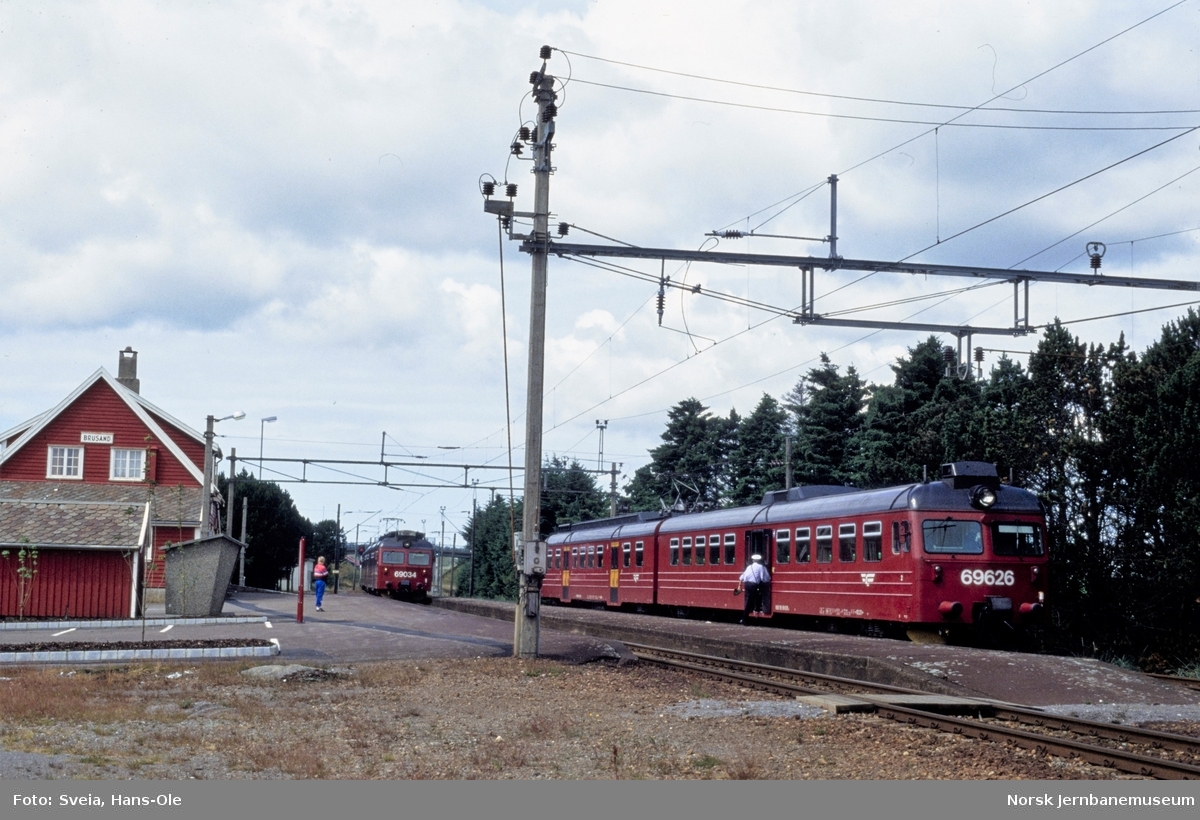 Kryssing på Brusand stasjon mellom elektriske motorvognsett type 69, til venstre motorvogn BM 69 034, til høyre styrevogn BS 69 626