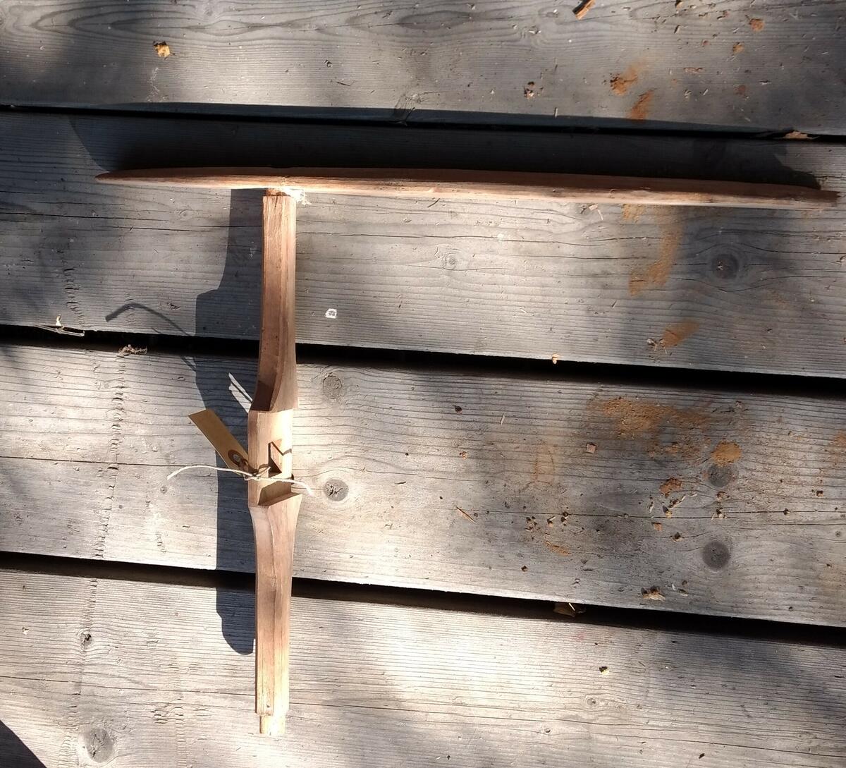 Sex delar i trä. Märkt 1879. En roterbar träställning för mätning och upplindning av garn. Plac: L1AA3