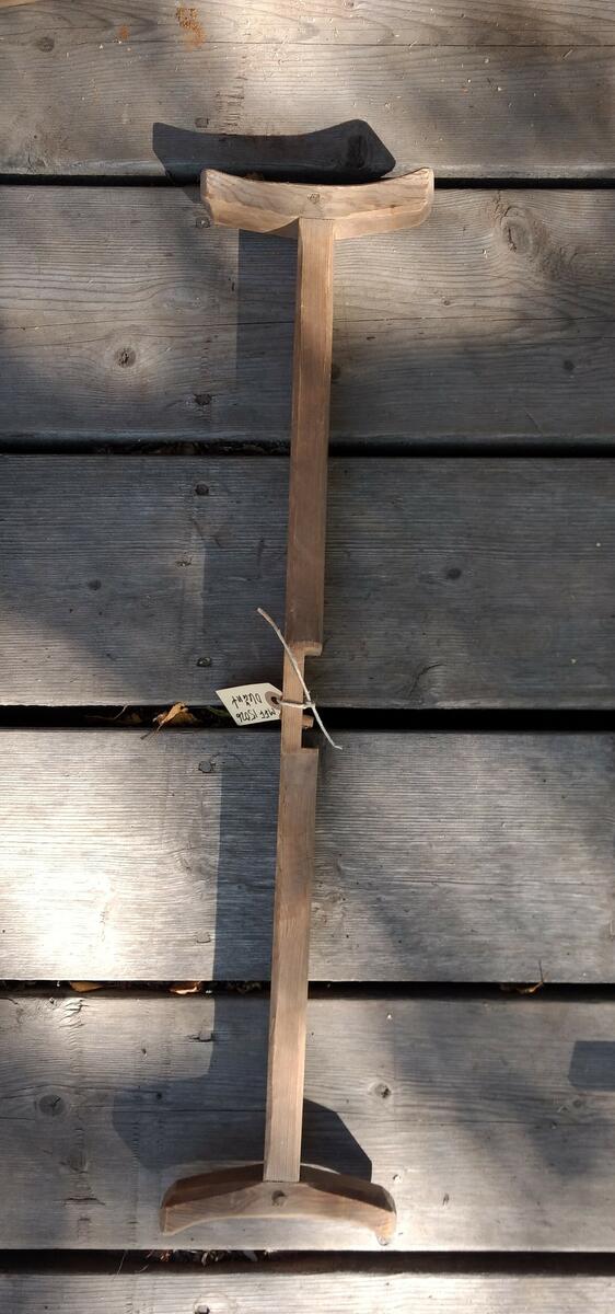 Sex delar i trä. Märkt 1879. En roterbar träställning för mätning och upplindning av garn. Plac: L1AA3