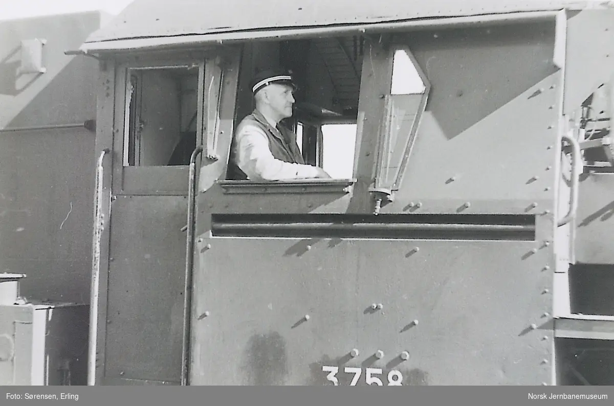 Lokomotivfører Martin Sundrønning på damplokomotiv 63a nr. 3758