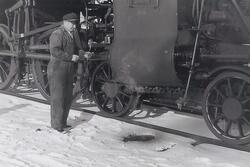 Lokomotivføreren sjekker smøringen på damplokomotiv type 26c