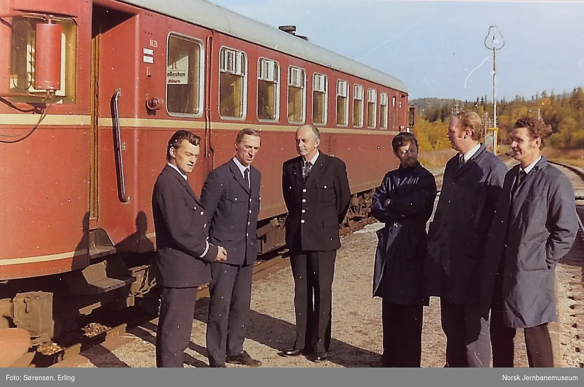 Lokomotivkontrollør Bjørn Håve (i midten) sammen med elever på motorvognkurs med dieselmotorvogn BM 86 28