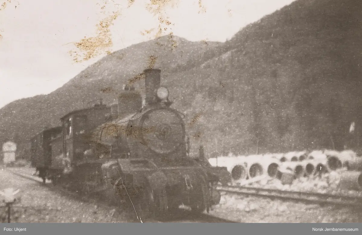 Damplokomotiv type 18a med konduktørvogn litra F på Dunderland stasjon ...