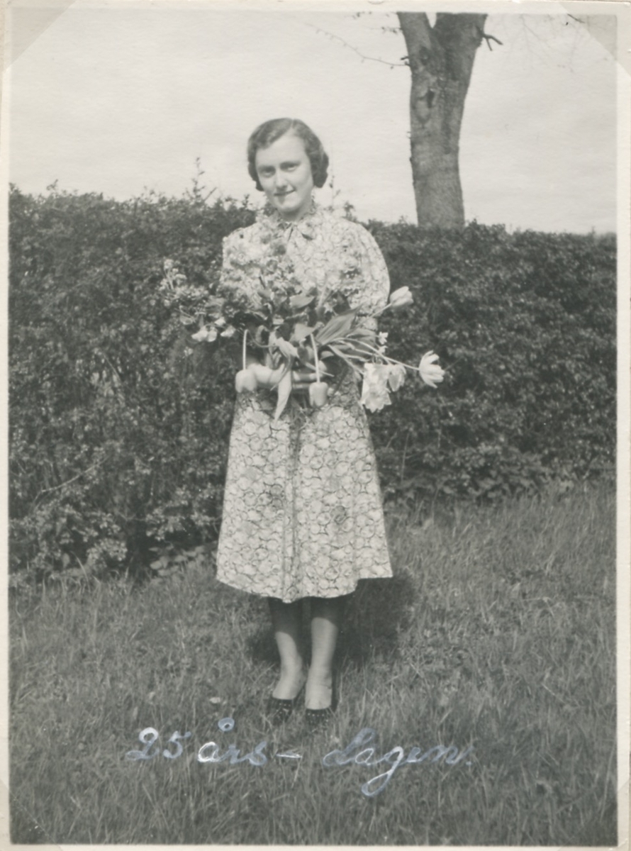 Lisa Eriksson (1917-2006, gift Jakobsson) uppvaktas på 25-årsdagen, Heljered Mellangård "Store Börjes" år 1942. Dotter till Tekla och Axel Eriksson.