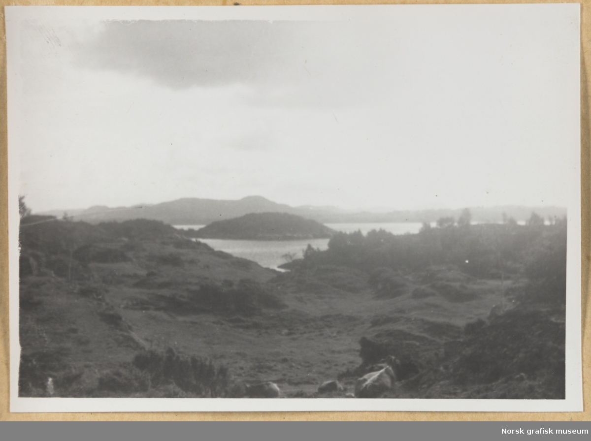 Landskap med sjø og øyer. Fotografert i forbindelse med Vestlandsk Trykkerstevne i Bergen, 1946.