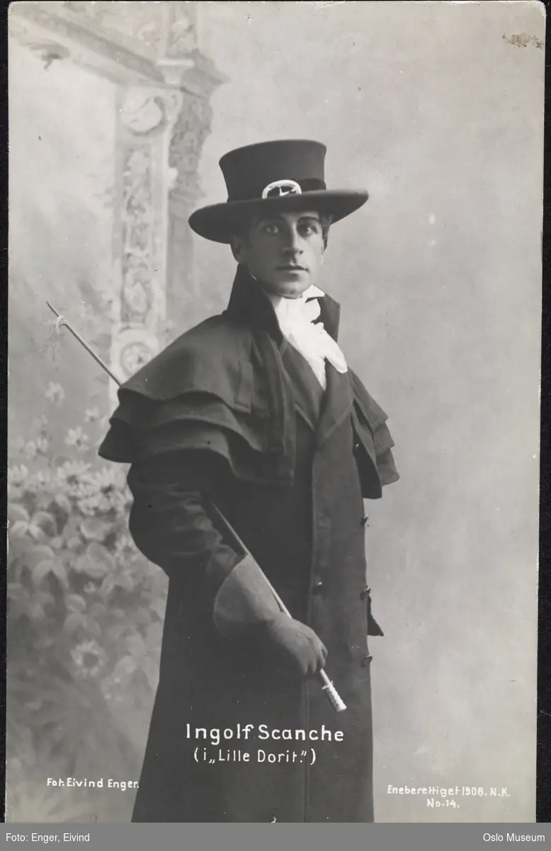 portrett, mann, skuespiller, rollebilde, Arthur Clennam i "Lille Dorit", på Nationaltheatret, stående knefigur, kostyme