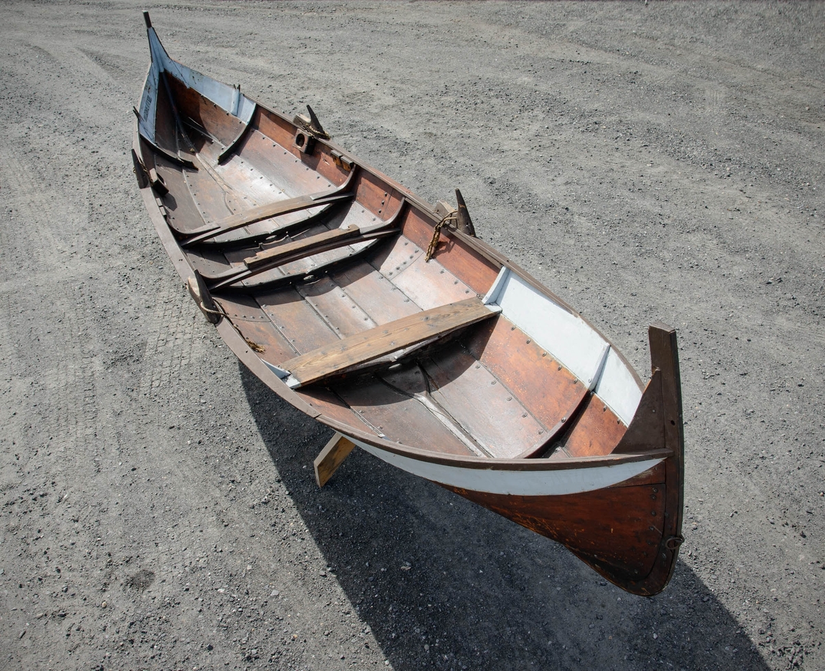 Elvebåt av stamnbåttypen bygd av Pe-Larsso.PL skåret inn på toppen av stamn fremme
VII (prod.nr.7)
