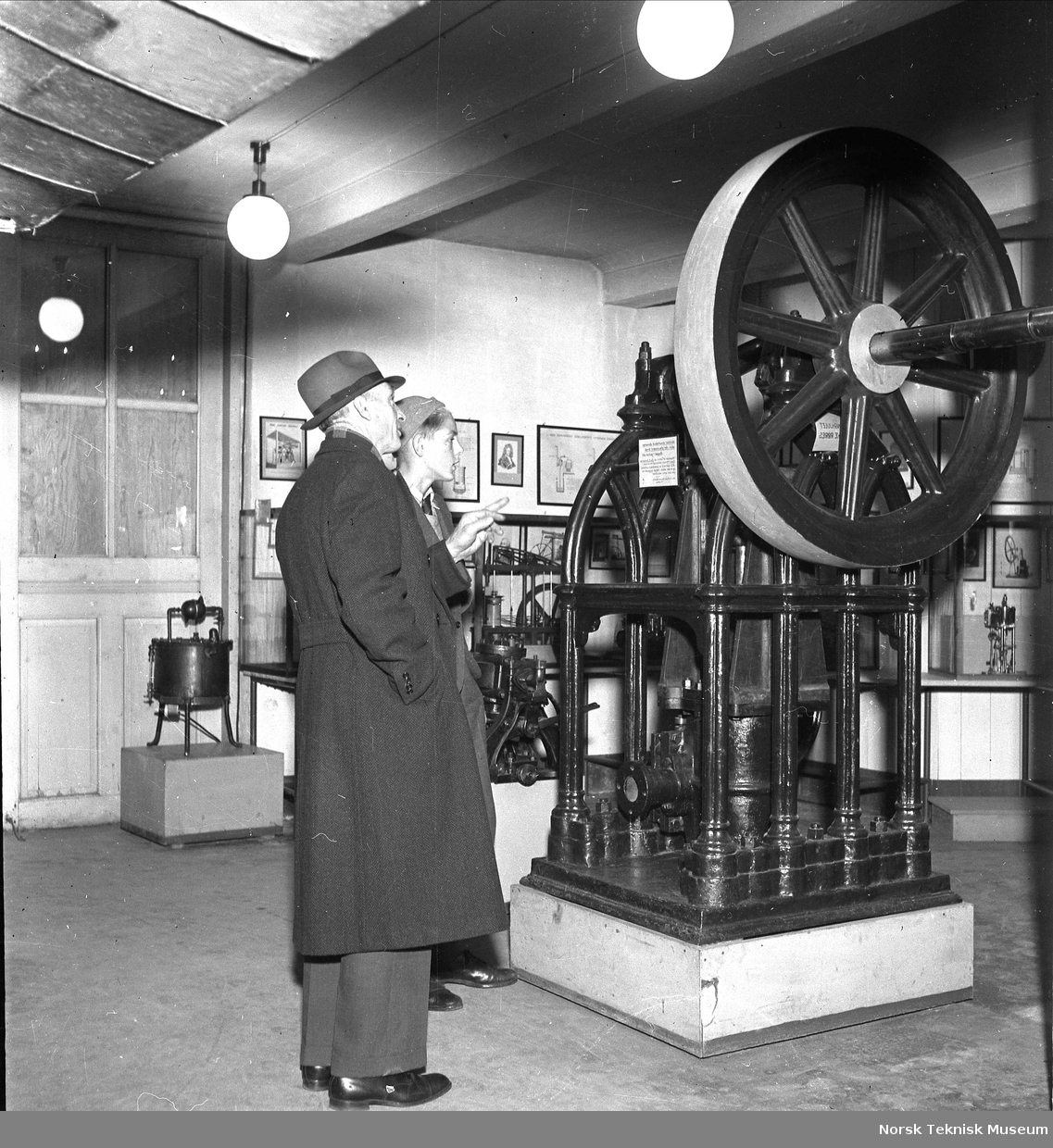 En søndag i museet, mann studerer gotisk dampmaskin, 9. november 1941