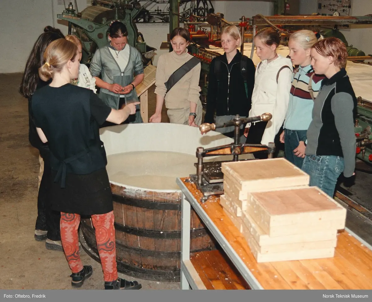 Papirfremstilling i Norsk Teknisk Museums utstilling Skogen som ressurs. Samling rundt karet med papirmasse (cellulose)