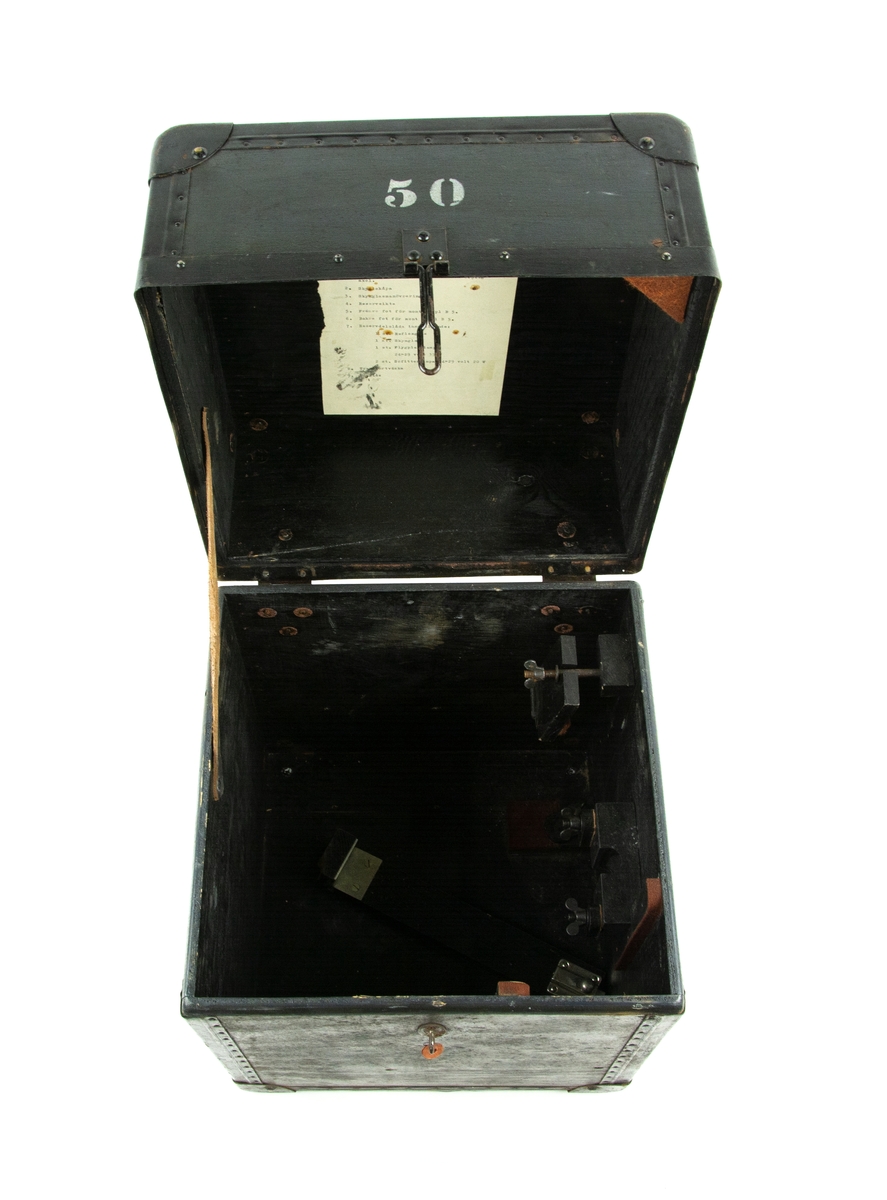Tom förvaringslåda/transportlåda till störtbombsikte M/41. Mörkgrå låda i trä och metall specialbyggd för att rymma och fastsätta bombsikte.
