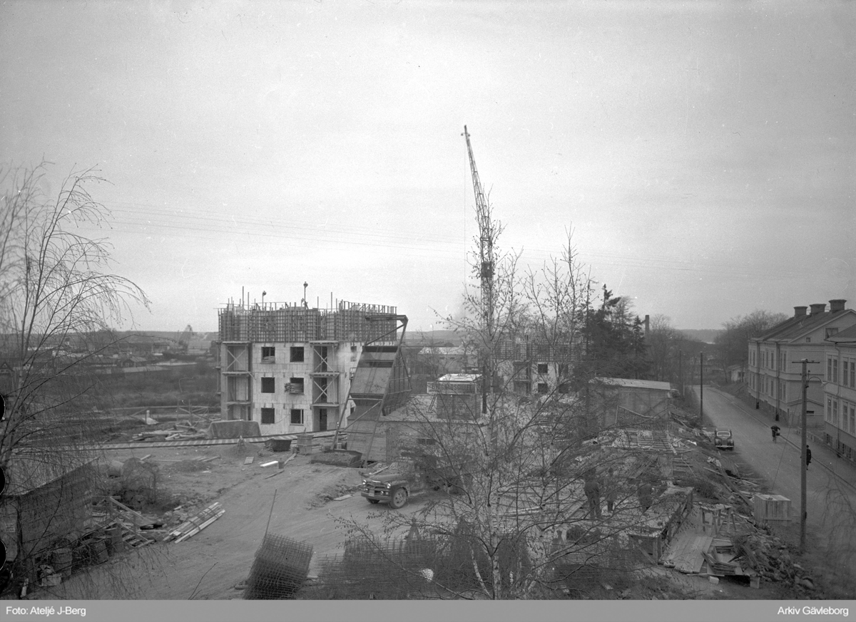 Pågående bygge på Brynäs, 1956. Byggnadsgille Uppsala - Gävle.