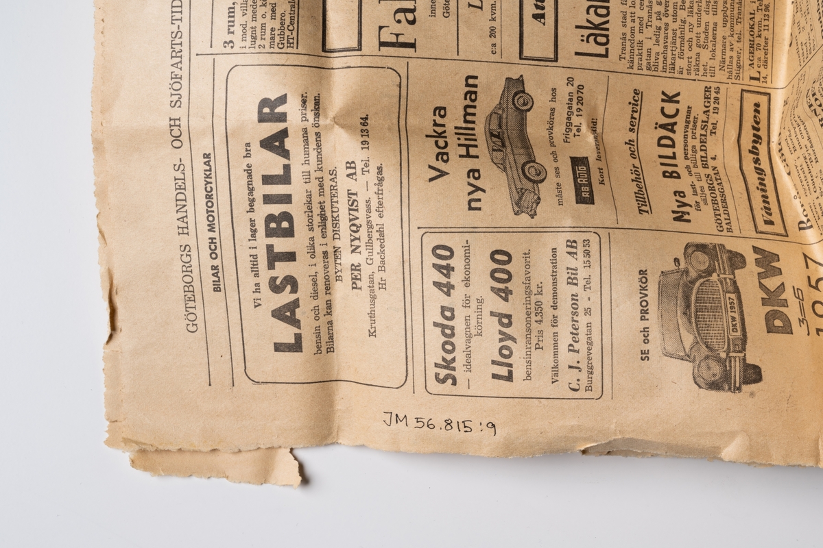 Id-brickor, 10 st, i originalförpackning, utrustning inom civilförsvar. Runda brickor av metall präglade: E K 4041; E K 4042; E K 4043; E K 4044; E K 4045; E K 4046; E K 4047; E K 4048; E K 4049; respektive E K 4050. Brickorna är försedda med metallkedja. Varje bricka förvaras i en liten papperspåse försluten med mässingsklämma. Påsarna är stämplade med respektive nummer:  4041,  4042,  4043,  4044,  4045,  4046,  4047,  4048,  4049 och  4050. Oanvända. JM.568115:9:1-10.

Vid förvärvstillfället var påsarna inlindade i tidningspapper ur Göteborgs Handels- och Sjöfarts-tidning, daterad 1 mars 1957. Paketet var placerat i ett brunt kuvert, stämplat: "TJÄNSTE. KUNGL VATTENFALLSSTYERELSEN". På kuvertet finns handsrkriven text: "Södra Vätterns Kraftaktiebolag 4041-4050 = 10 st identitetsbrickor Jönköping".

Oanvända.

Se Historik.