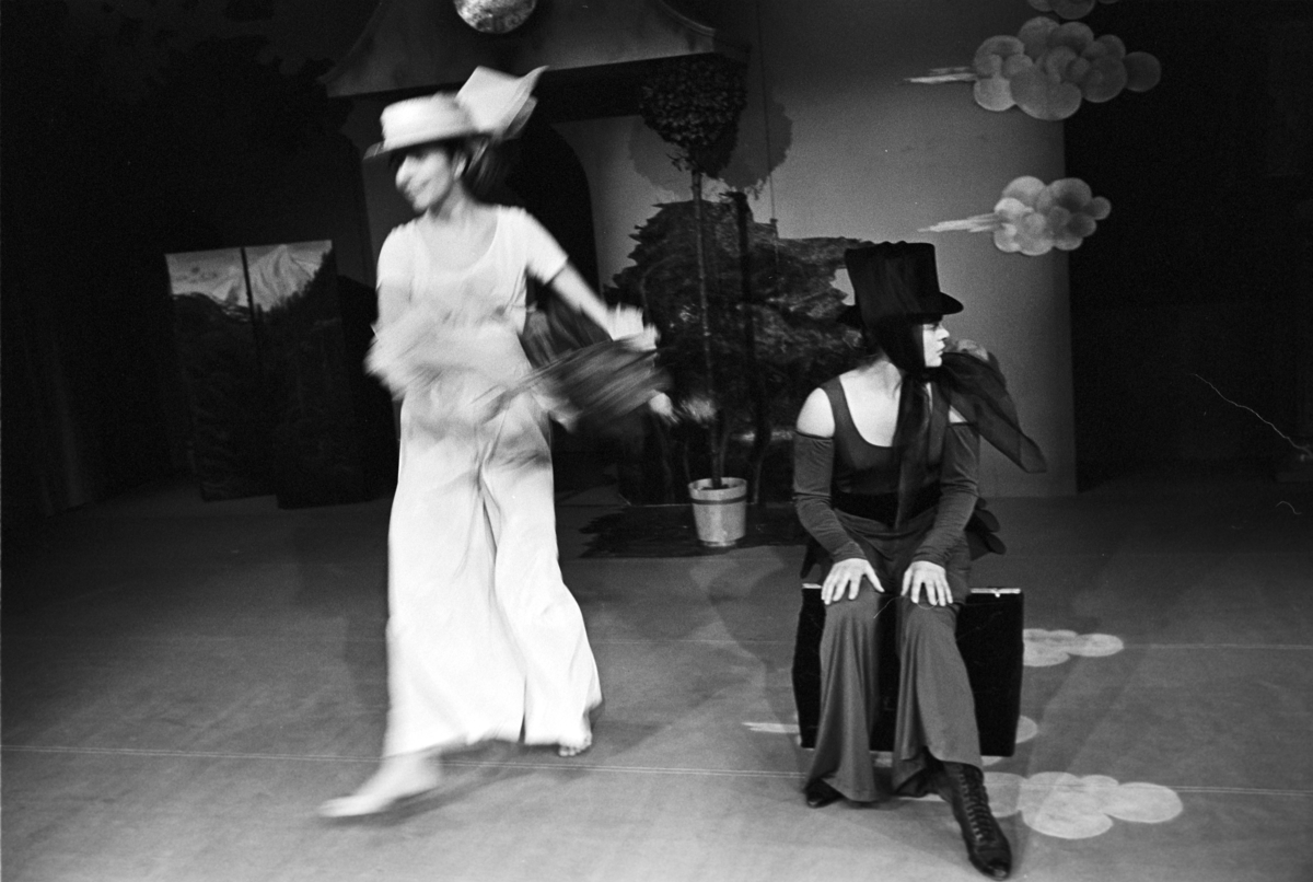 Scene fra Nationaltheaterets oppsetning av Georg Büchners "Leonce og Lena". Forestillingen hadde premiere 21. mars 1972. Edith Roger hadde regi, Lubos Hruza scenografi og Lita Prahl og Lubos Hruza kostymer. 