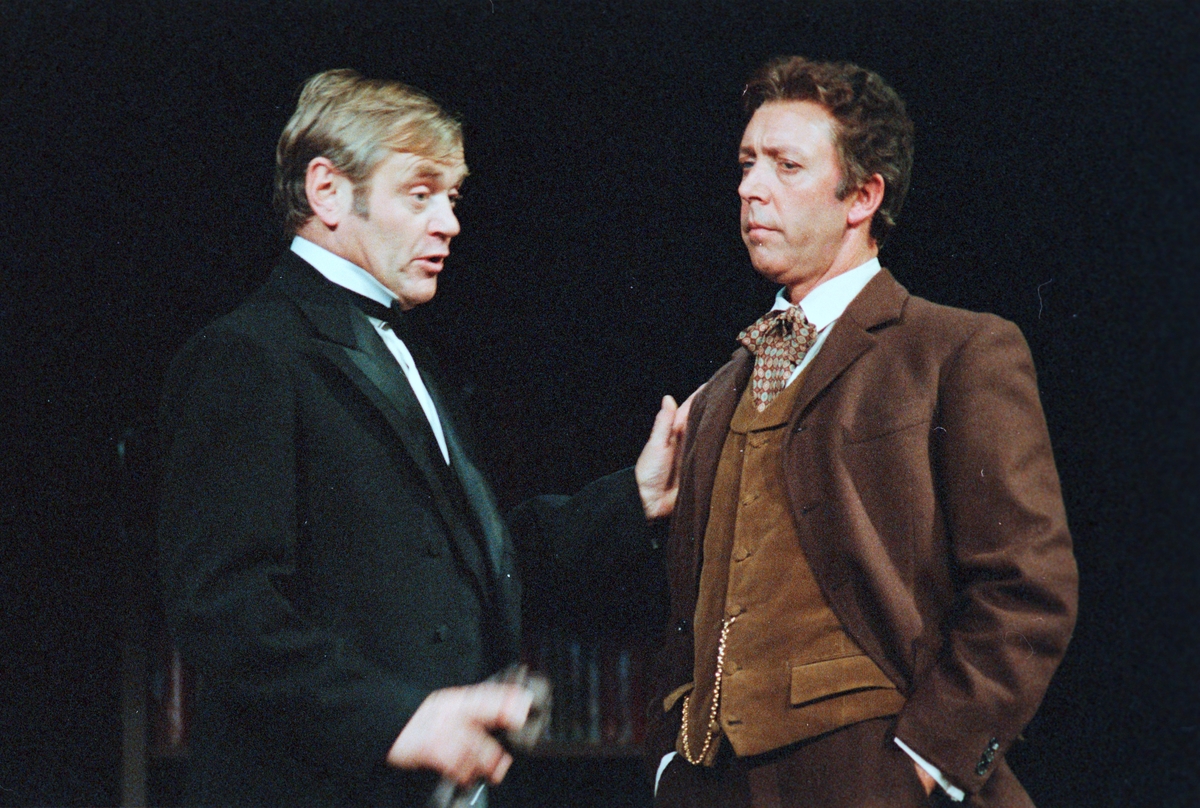 En scene fra Nationaltheaterets oppsetning av Henrik Ibsens "En folkefiende". Forestillingen hadde premiere 27. september 1979. Regi var ved Charles Marowitz. 