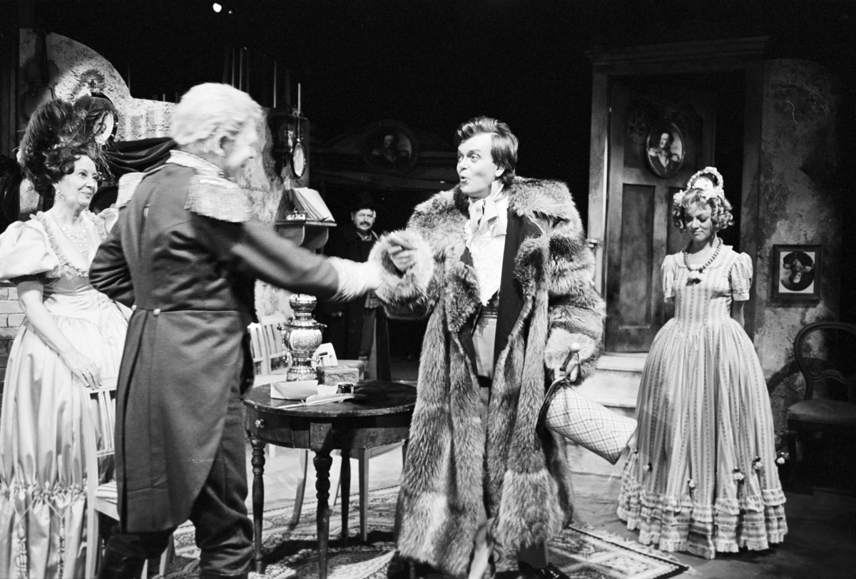 Scene fra Riksteatrets oppsetning av Nikolaj Gogols "Revisoren". Lubos Hruza stod bak scenografi og kostymer. 