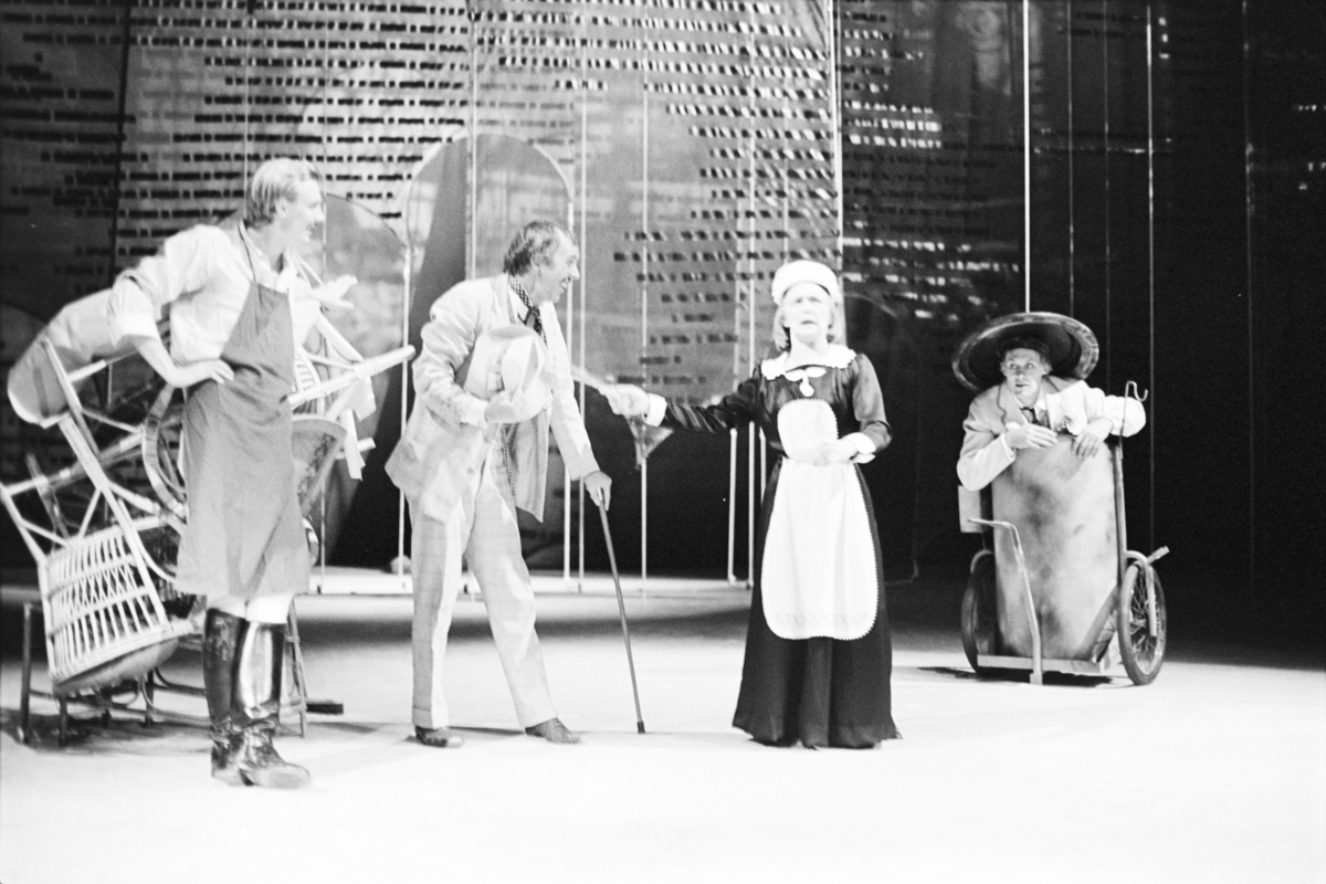 Scene fra Nationaltheaterets oppsetning av William Shakespeares "Helligtrekongersaften". Forestillingen hadde premiere 2. september 1976. Roland Joffé hadde regi og medvirkende var blant annet Anne Marit Jacobsen som Viola, Knut Husebø som Orsino og Tone Schwarzott som Olivia. 