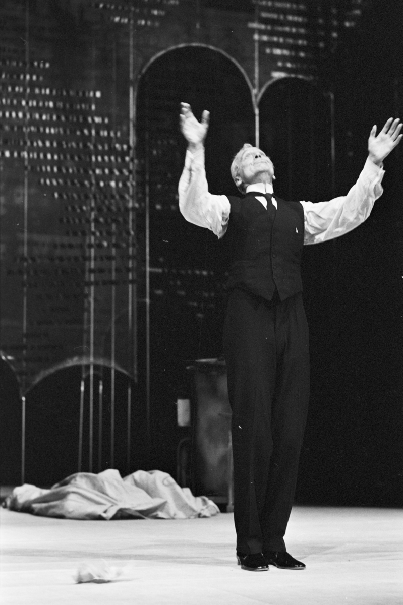 Scene fra Nationaltheaterets oppsetning av William Shakespeares "Helligtrekongersaften". Forestillingen hadde premiere 2. september 1976. Roland Joffé hadde regi og medvirkende var blant annet Anne Marit Jacobsen som Viola, Knut Husebø som Orsino og Tone Schwarzott som Olivia. 