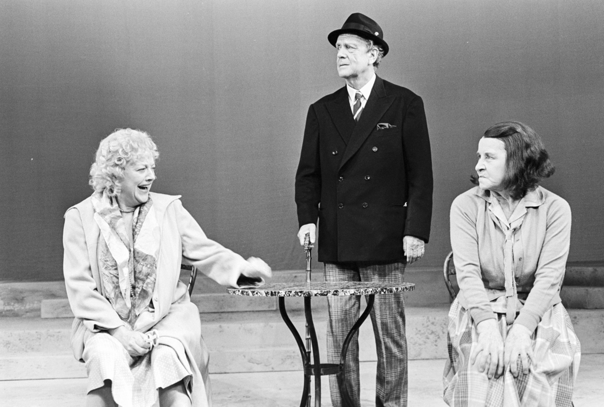 Scene fra Nationaltheaterets oppsetning av David Storeys "Hjem".  Forestillingen hadde premiere 27. oktober 1971. Kirsten Sørlie hadde regi og medvirkende var blant andre Stein Grieg Halvorsen som Jack, Ella Hval som Marjorie og Aase Bye som Katleen. 