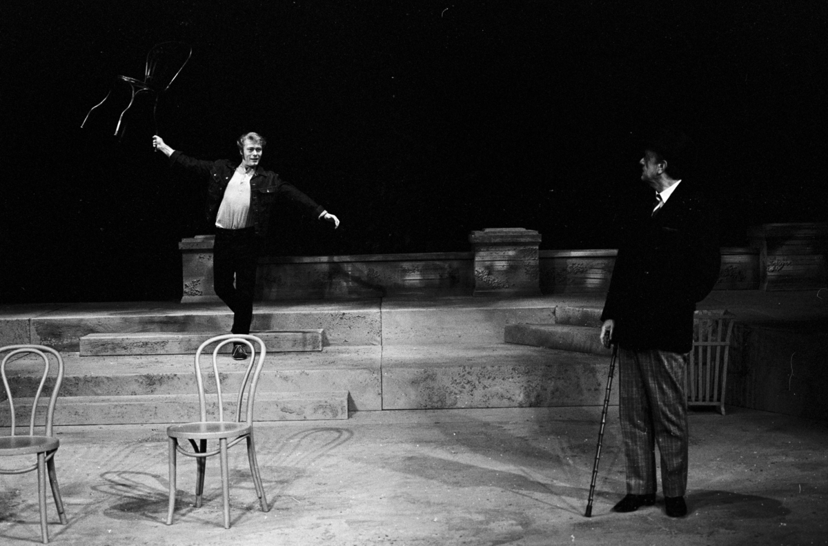 Scene fra Nationaltheaterets oppsetning av David Storeys "Hjem".  Forestillingen hadde premiere 27. oktober 1971. Kirsten Sørlie hadde regi og medvirkende var blant andre Stein Grieg Halvorsen som Jack og Nils Ole Oftebro som Alfred.  