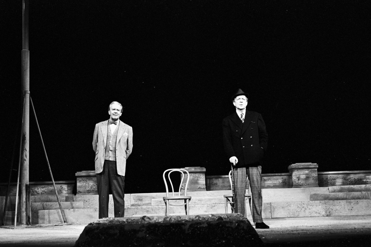 Scene fra Nationaltheaterets oppsetning av David Storeys "Hjem".  Forestillingen hadde premiere 27. oktober 1971. Kirsten Sørlie hadde regi og medvirkende var blant andre Per Aabel som Harry og Stein Grieg Halvorsen som Jack.