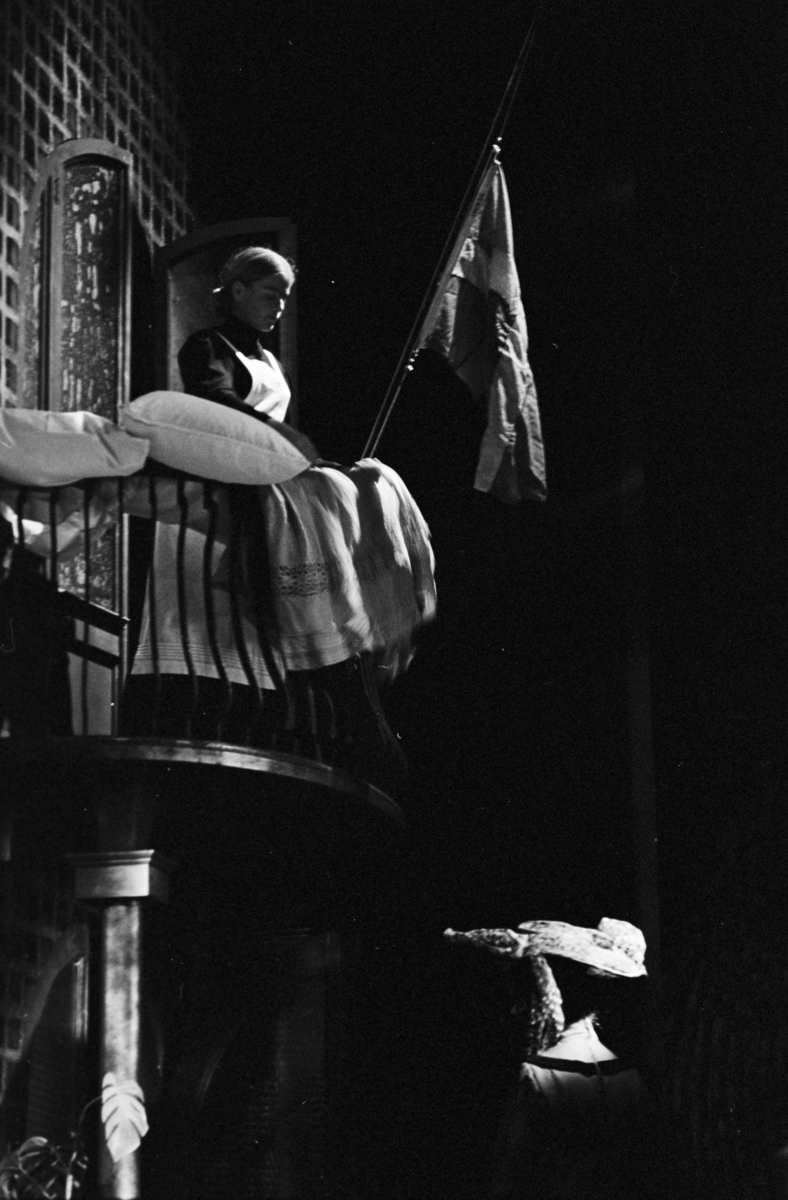 Scene fra Nationatheaterets oppsetning av August Strindbergs "Spøksonaten". Forestillingen hadde premiere 26. september 1979. Stein Winge hadde regi, Lubos Hruza scenografi og kostymer var ved Per Lekang. 