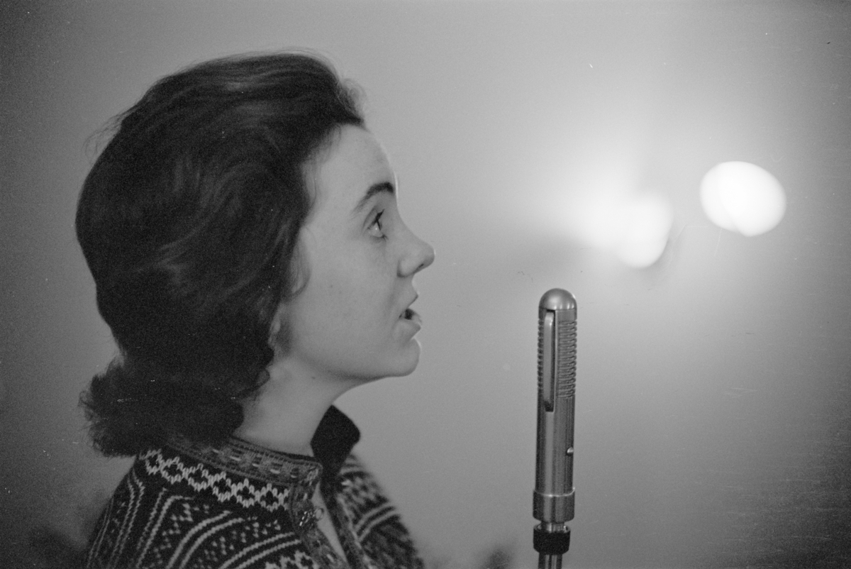 Portrett av en kvinne med mikrofon.