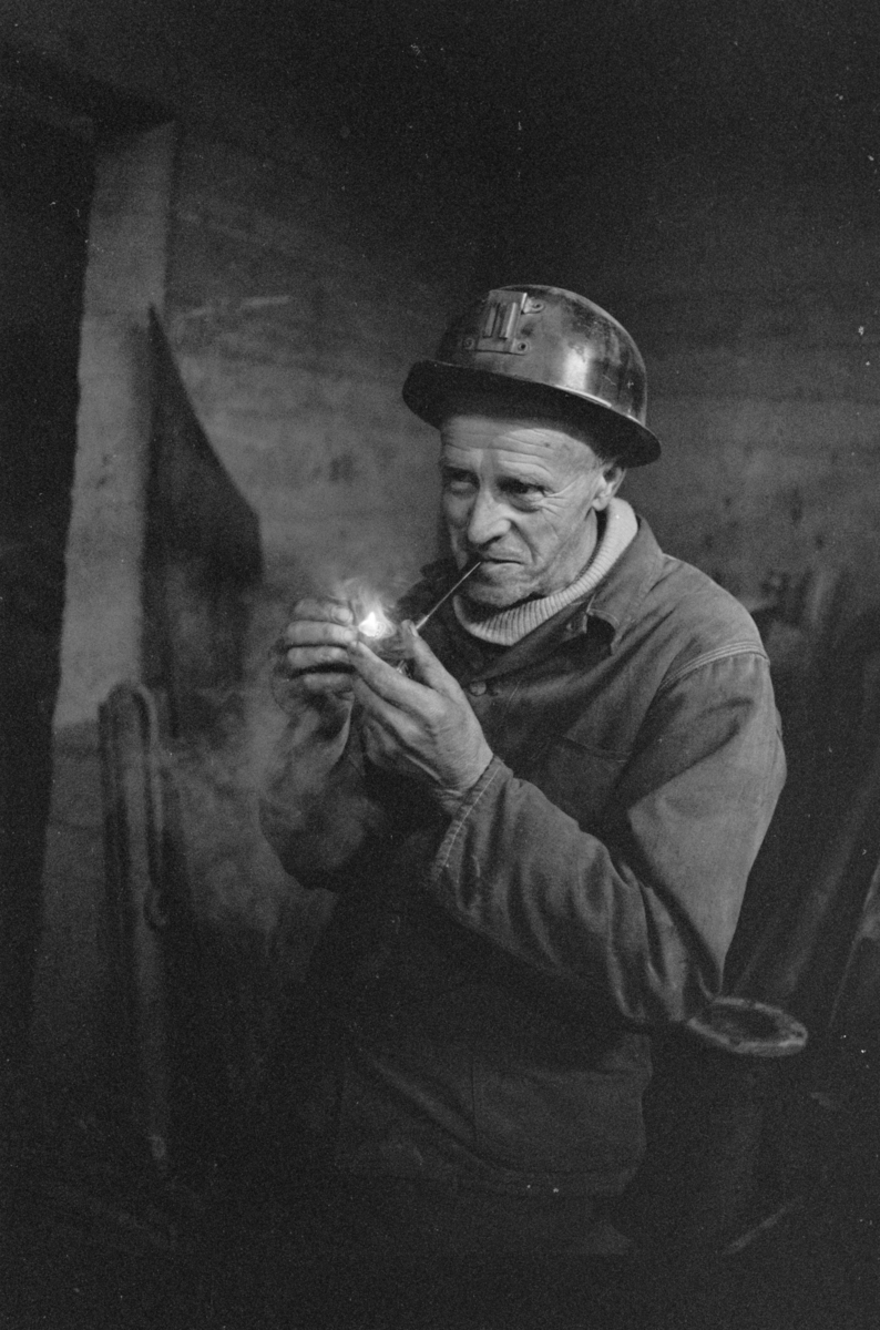 En mann, antakelig en gruvearbeider, med pipe på Røros.