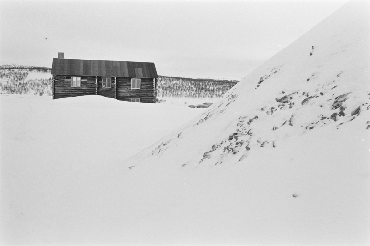 Et hus i et snødekket landskap ved Røros.