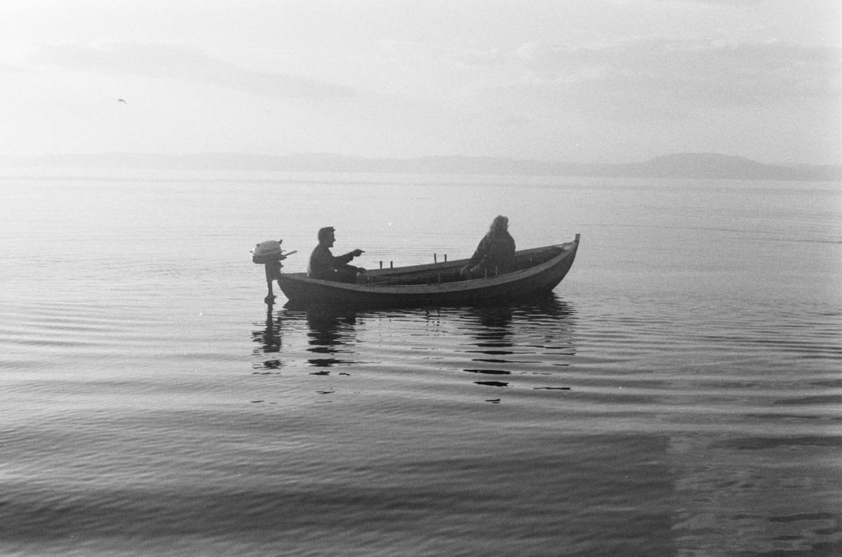To mennesker i en båt.