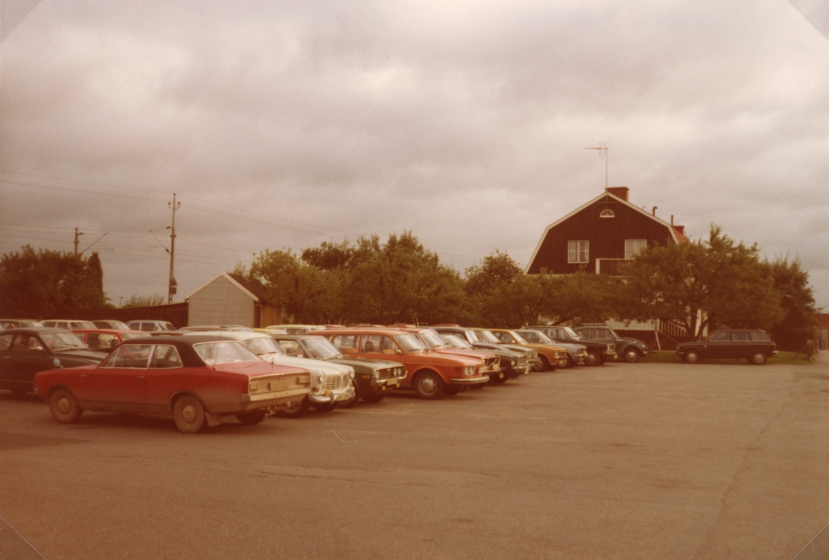 Linköpings Trafik AB:s depå i Barhäll i slutet av 1970-talet. 
Bild 1: LiTA, kontor och garage (F.D. Malmslättstrafiken).
Bild 2: Kontor och garage sett från Lindboms grind.
Bild 3: Bilparkeringen mellan kontoret och Dahlgrens.