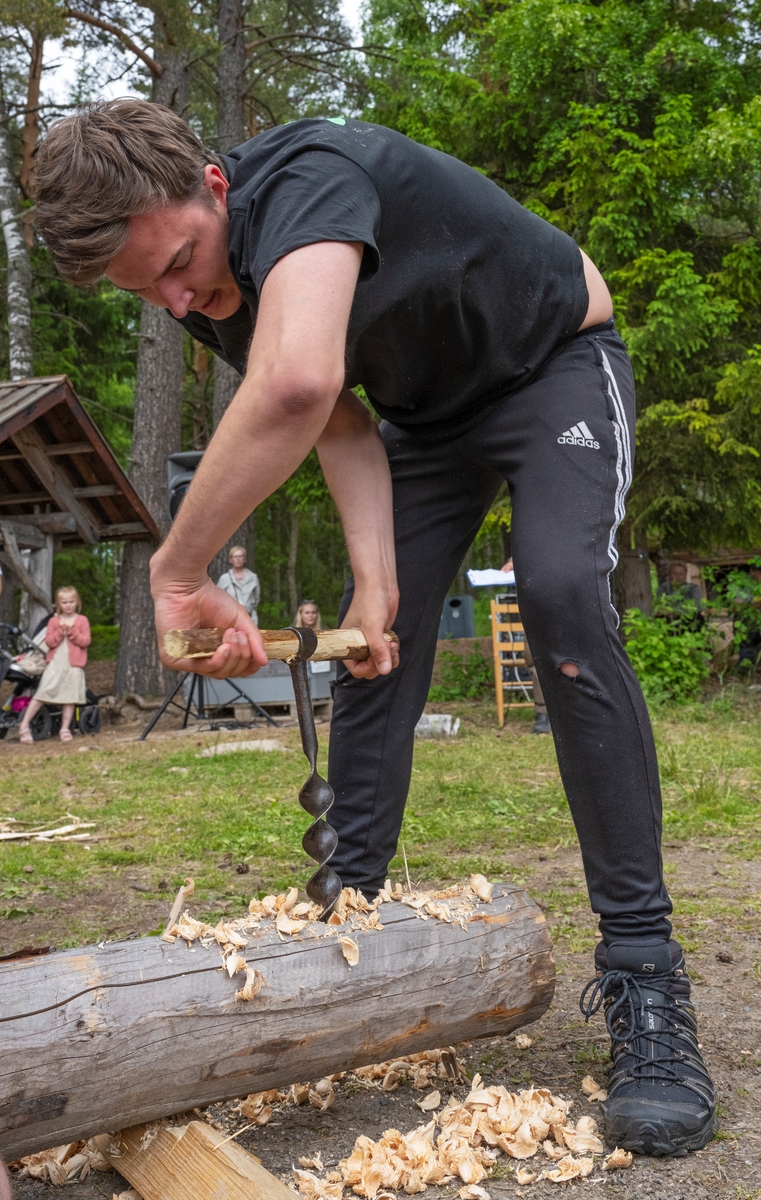 Fra VM i tømmerfløting 2022, arrangert ved Norsk skogmuseum i Elverum, Innlandet 10.-11. juni 2022. Bildet er fra finalen, hvor utøverne blant annet skulle øye en tømmerstokk med navar.
VM i tømmerfløting ble arrangert første gang i 2015 ved Osensjøen. I 2022 ble VM arrangert ved Norsk skogmuseum, og øvelsene foregikk i Glomma og på Prestøya.Totalt ti lag med fire utøvere på hvert lag deltok, og det ble konkurrert i fire ulike øvelser samt finale. Fløter-VM var en del av Fløterfestivalen, et av Skogmuseets sommerarrangementer.