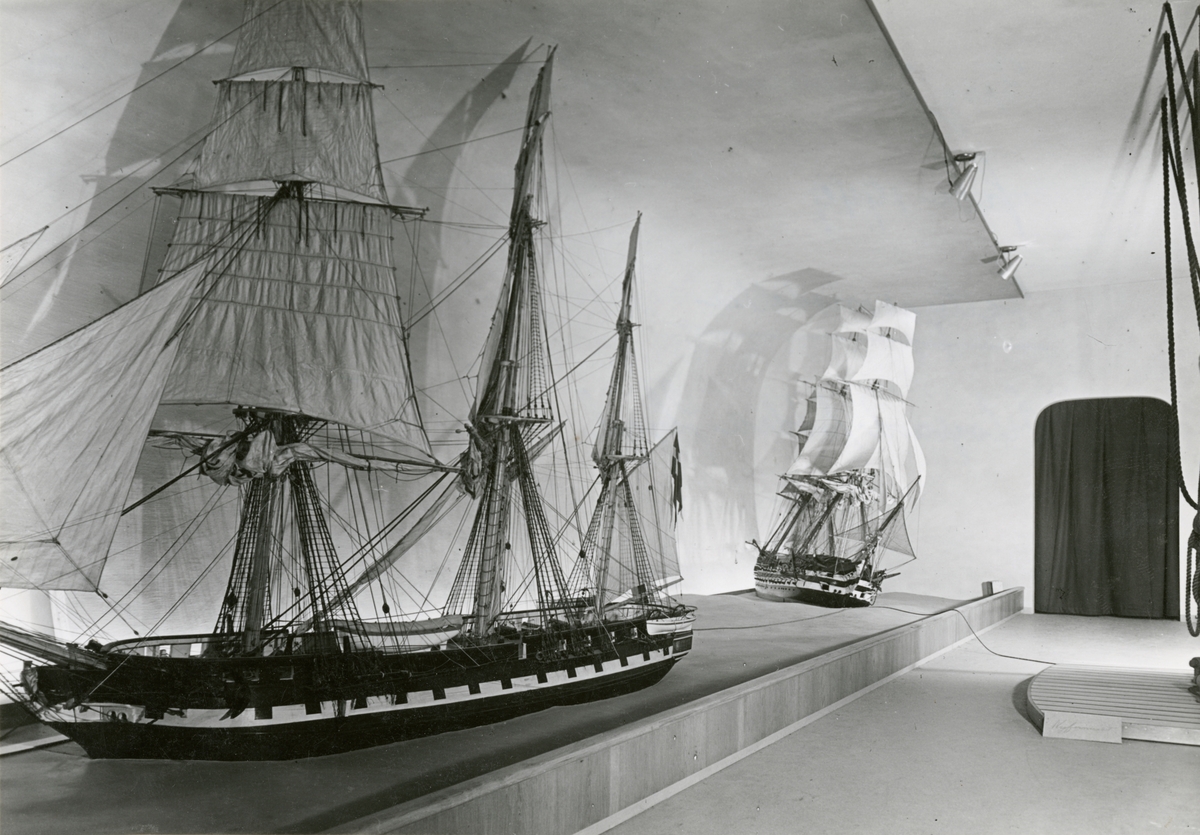 Utställningen i rum 6. Örlogsavdelningen, södra flygeln. Från uppmonteringen av fregatten JOSEPHINE och ånglinjeskeppet STOCKHOLM.