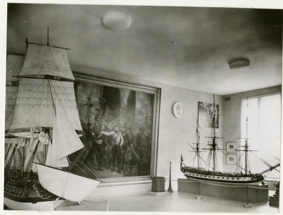 Utställning i Gustavianska rummet i Sjöfartsavdelningen. Fartygsmodeller samt Hoglandstavlan.