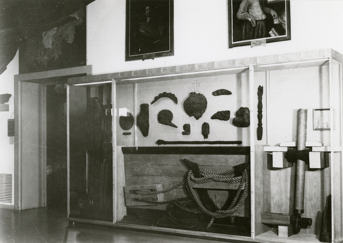 Utställning i Vasarummet i Örlogsavdelningen, rum 1. Monter visande föremål från RIKSÄPPLET samt två porträtt.