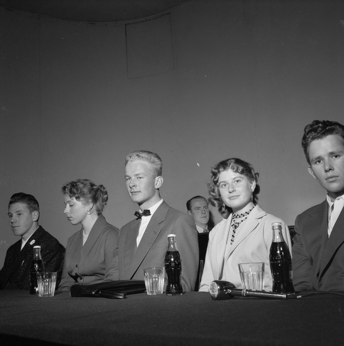 Tenåringer i rundebordskonferanse i regi av Reklameforeningen