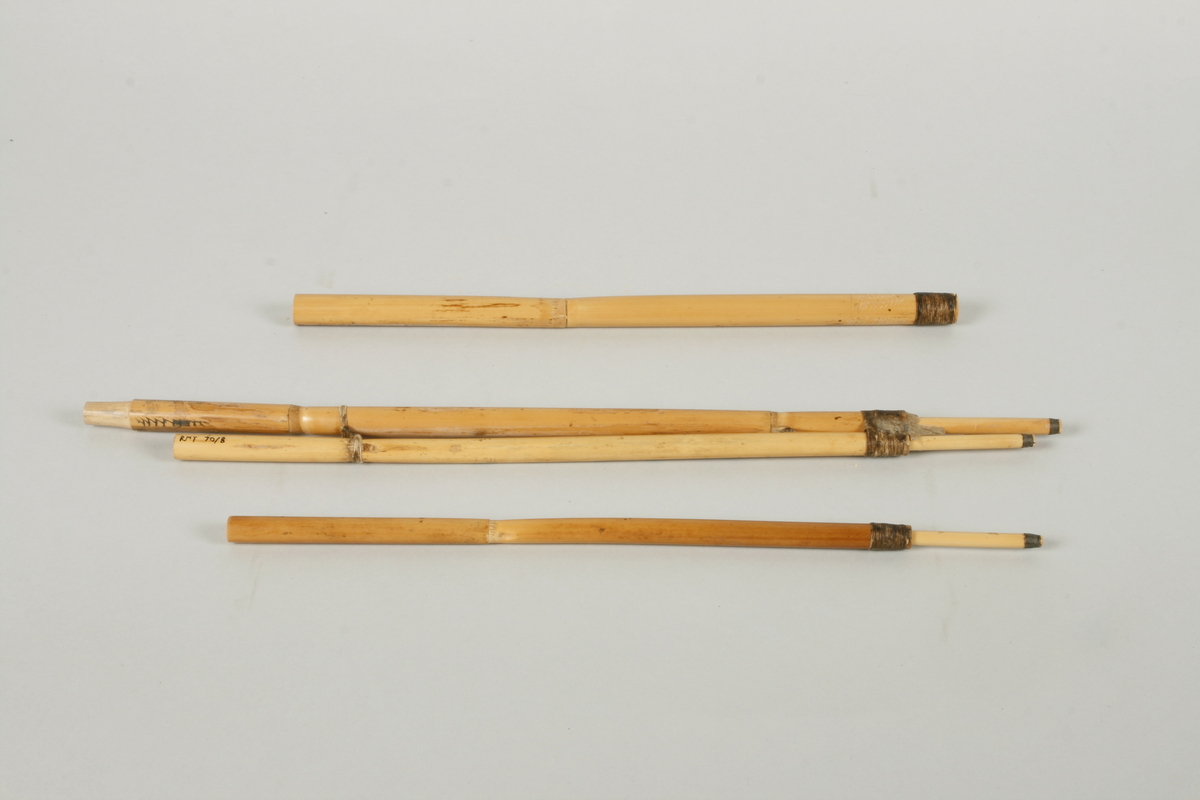 Trippelskalmeie av bambusrør. Tre rør hvorav to, en spillpipe og en bordunpipe, er festet sammen to steder. Det tredje røret, en spillpipe, er løst. Munnstykket er også av bambus og er festet med voks til de sammensatte pipene. Den tredje pipen er løst satt nedi. Instrumentet har enkle rørblad skåret ut av selve munnstykket-treet. Bordunpipen er sammensatt av to deler.