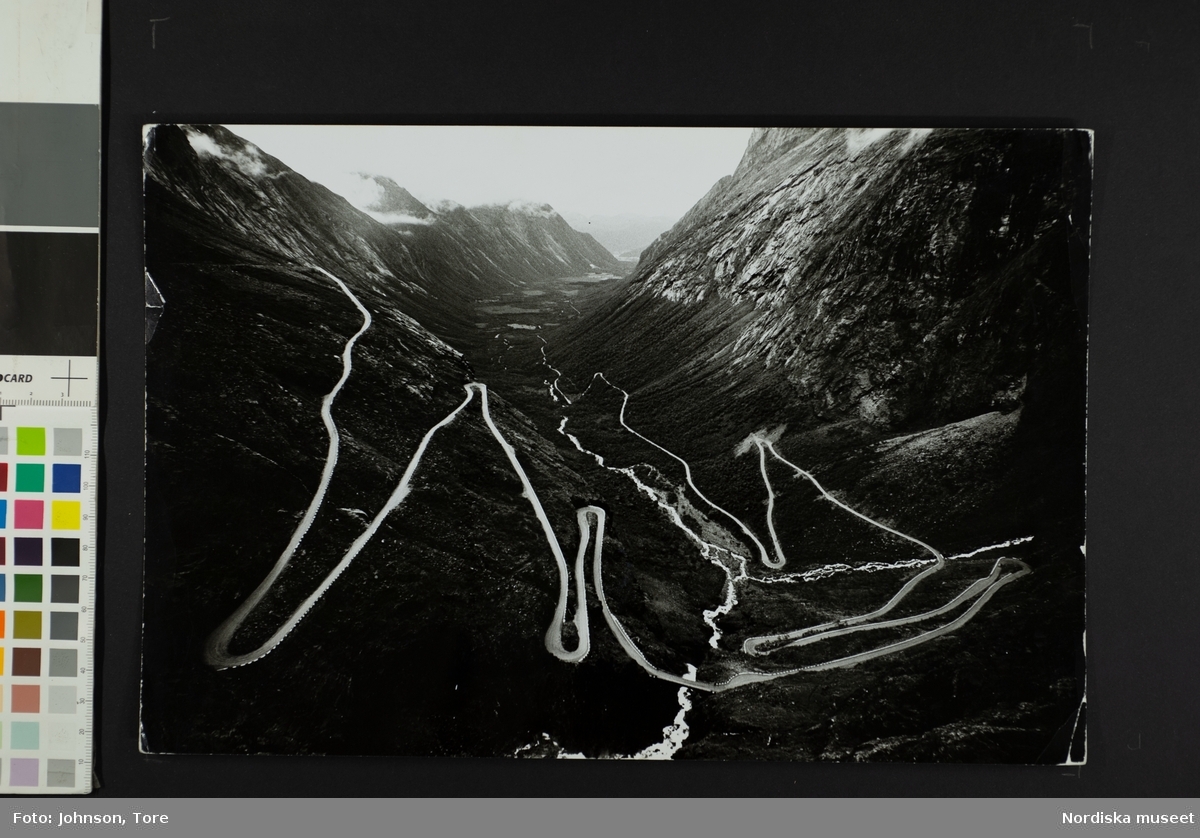 Serpentinväg i en dalgång, Norge.