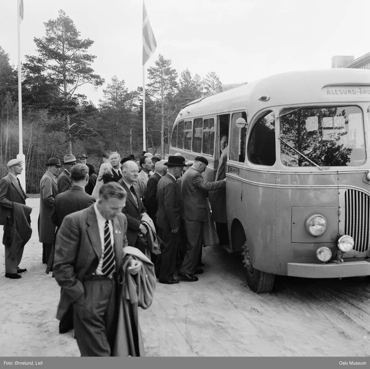 Nordisk verksmesterkurs, menn, buss, flaggstang