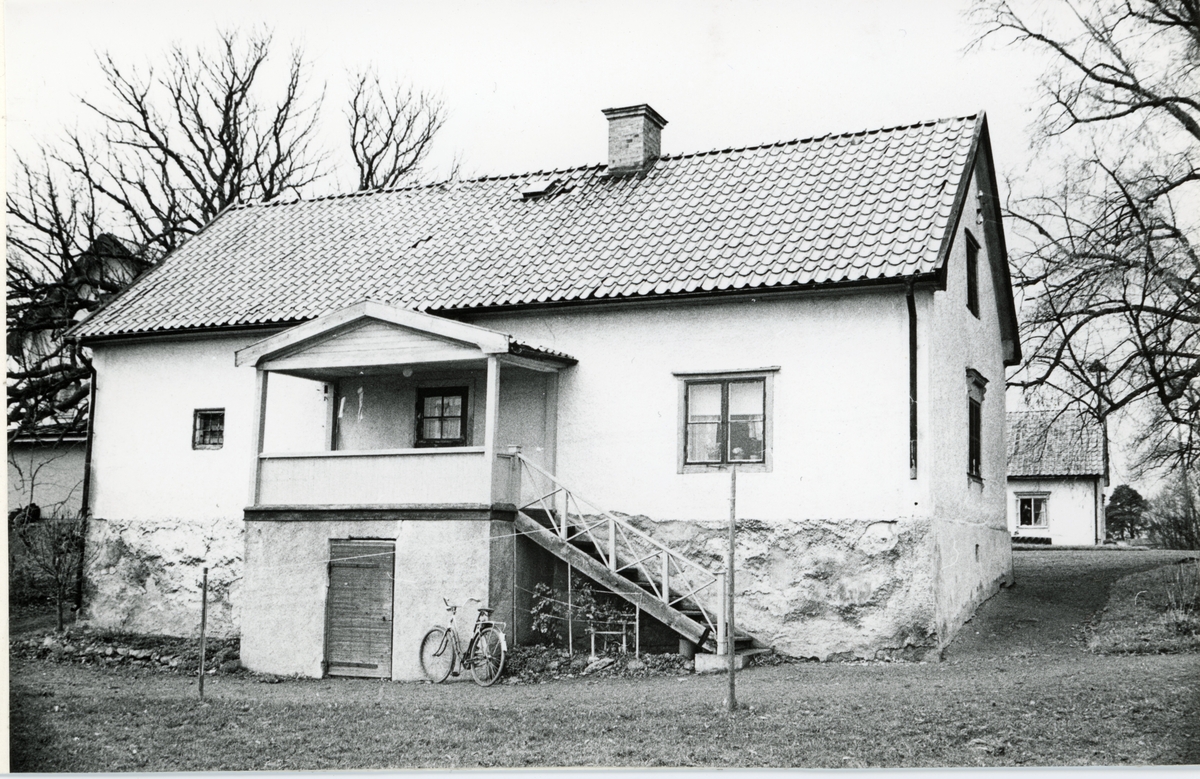 Stora Ånestad gård, Linköping den 7 november 1972. Södra flygeln, sydfasad.
Gården köptes av Linköpings kommun 1960.
Huvudbyggnaden var ett bostadshus i 2 våningar samt källare. Gården är i dag ett vårdboende. 
På gården fanns en magasinsbyggnad. Byggnaden var uppförd i tre våningar. Den revs i slutet av 1960-talet. 
Den stora ladugården var från början ett kreaturstall med loge. Den var ombyggd 1943.  Ladugården fungerade från 1961 som stall och ridskola. Verksamheten är nu nedlagd. 
Gården hade dessutom ett antal mindre byggnader, samt en väl anordnad park  Enligt ett värderingsutlåtande från 1955, var husen från sekelskiftet (omkring 1900, samt renoverade mellan åren 1940-1944).