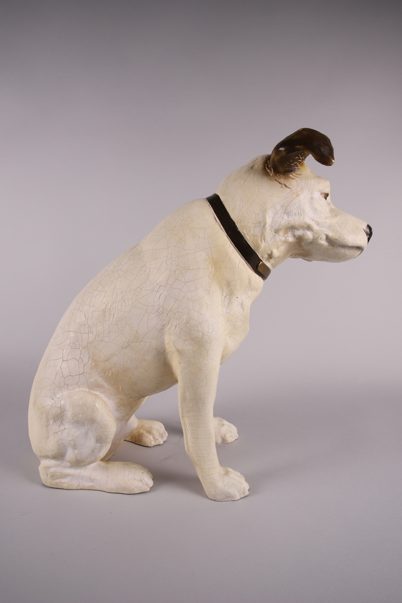 Hundefigur gips (alabaster) i malt i hvitt, brunt og rødt.