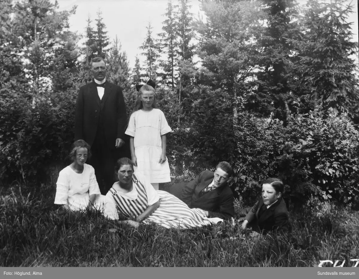 Familjeporträtt i gröngräset. Lars Arvid Larsson med sina fem barn Adelia, Greta, Rickard, Sigvard och Helmi Elise.