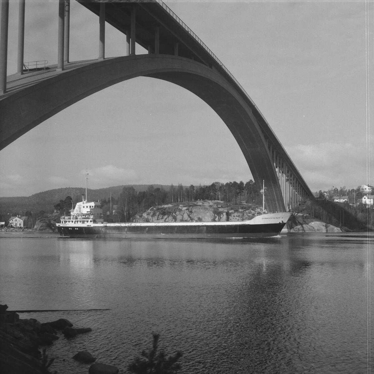 Fartyget Dynacontainer IV vid Sandöbron